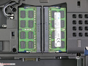 Dois bancos de RAM no lado inferior estão ocupados; outros dois estão abaixo do teclado nos modelos quad-core.