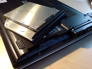 A Baía Modular faz possível usar um DVD-drive, um disco rígido, ou uma bateria, e trocá-los mesmo estando ligados.