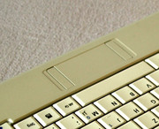 A superfície do touchpad também tem um acabamento de alto brilho e não passa uma sensação agradável.