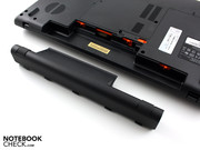 A bateria levanta o portátil de 17 polegadas um pouco na parte posterior.  Pode ser removida para o uso como desktop permanente.