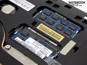 Os dois compartimentos da RAM alojam os quatro gigabytes de RAM DDR3.