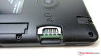 Os slots para os cartões micro-SIM e microSD estão localizados abaixo da tampa do case.