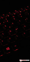 A iluminação do teclado é vermelha.