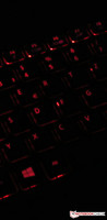 A iluminação do teclado é vermelha.