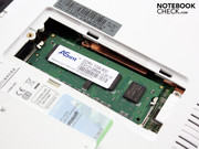 No fundo do netbook há um painel de acesso para o upgrade da RAM. Há somente um slot que contém 1 GB de DDR2 RAM.