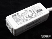 O adaptador branco de 40 Watt é muito leve com 138g.