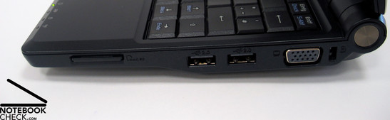 Lado Direito: Leitor de Cartões, 2x USB, VGA, Kensington