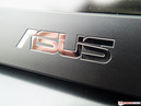 O logotipo da Asus abaixo da tela,...