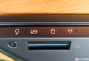 O slot para cartão SD está localizado logo abaixo dos LEDs de status.