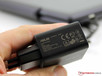 O mini adaptador fornece 20 Watts.