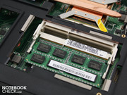 Em nosso modelo de teste, um dos dois compartimentos da RAM DDR3 permanece ocupado (2 GB).
