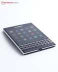 A BlackBerry tenta voltar com o Passport.