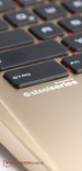 O teclado ainda é fornecido pela SteelSeries e tem um layout incomum.