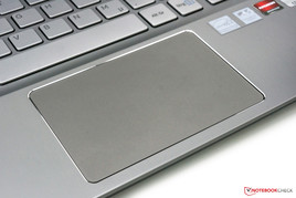 Touchpad generoso com bom software.