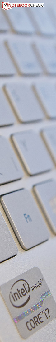 As teclas tê, um deslocamento curto, porém vivo. A sensação de digitação é cativante; a estrutura é uma questão de gosto.