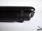 Uma imagem da parte traseira do portátil, com as dobradiças e a bateria.