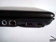 As portas USB foram posicionadas tão perto uma da outra, que se o utilizador quiser usar o ExpressCard54, deixa de ter disponíveis as portas USB.