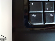 As bordas com acabamento "piano" em volta do teclado  melhoram o aspecto do portátil.