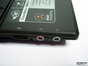 As portas de áudio e USB localizados para frente podem ser não só restritivos para os canhotos quando tiver periféricos conectados