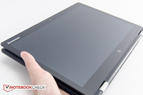 A tela de dobra para trás e transforma o Yoga em um tablet.