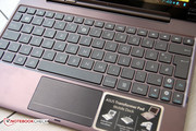 O teclado é pequeno, mas permite que o usuário digite rapidamente