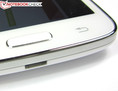 O smartphone da Samsung tem uma construção de alta qualidade e está rodeado por um elegante marco de metal.