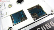 Os slots para os cartões micro-SD e SIM também estão abaixo da tampa.