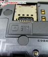 Um slot micro-SIM está localizado logo à direita.