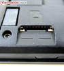 Um slot micro SD para até 32 GB está do lado dos slots SIM.