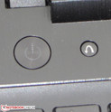 O botão de Recovery One-Key (direita) inicia o sistema de recuperação e permite acessar o BIOS.