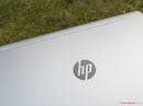 O atraente logotipo da HP na traseira é implementado me pintura de piano.