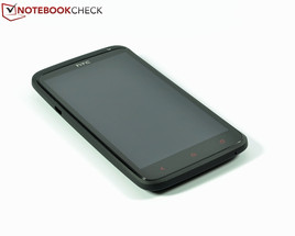 O HTC One X+ manteve o design consistente, a boa sensação e a alta estabilidade...