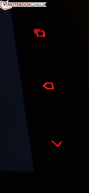 Os habituais botões tácteis abaixo da tela brilham em vermelho...