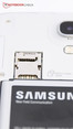 As ranhuras para micro-SIM e cartões microSD.