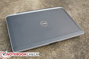 O logotipo da Dell é a única superfície ultra-refletiva no portátil