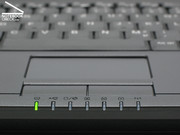 Os LEDs informativos encontram-se na frente do chassis, facilitando o controlo por parte do utilizador.