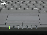 Os LEDs informativos encontram-se na frente do chassis, facilitando o controlo por parte do utilizador.