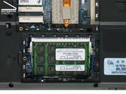 O notebook analisado é equipado com RAM de 2GB, mas as duas entradas ocupadas, assim você deve substituir pelo menos uma delas se planeja um upgrade de capacidade RAM.