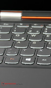 O teclado é iluminado e tem um design elegante.