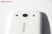 Tudo ficou igual na traseira: Sensor com 5 MP.