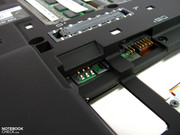 O compartimento de cartões SIM pode ser encontrado sobre a bateria