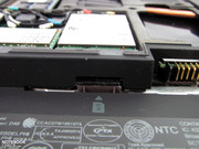 O correspondente compartimento SIM está localizado no compartimento da bateria