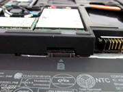 O correspondente compartimento SIM está localizado no compartimento da bateria