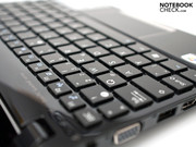 O teclado chiclet com teclas de tamanho 14 x 14 mm e...