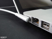 O conector de força MagSafe oferece um uso confortável, como sempre.