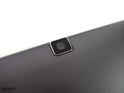 Uma webcam de 1,3 MP na parte frontal e na parte posterior.
