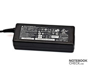 O adaptador de energia do Asus A52JU é bem pequeno e leve.