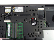 Outros dois conectores de RAM estão localizados embaixo do teclado.