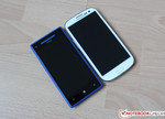 Comparação de tamanhos: HTC's 8X e Samsung Galaxy S3