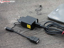 O pequeno adaptador de força pesa apenas 97 gramas, incluindo o cabo USB.